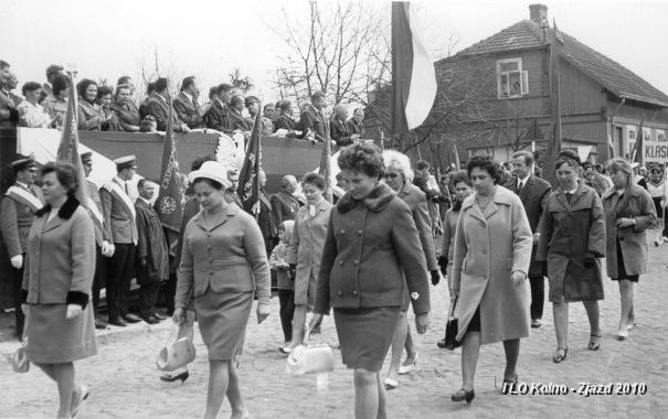 23 Nauczyciele w pochodzie.jpg